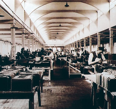 増産のため、1927年にケルンから移転した当時の写真。ベルギッシュグラードバッハの皮革製品工場。