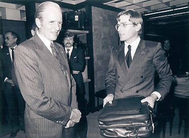 1982年、皮革製品の展示会でオファーマン社のブースを訪ねた旧西ドイツのカール・カルステンス大統領（左）。
