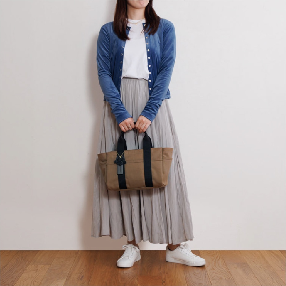 ちょっとした外出に、小ぶりのトート