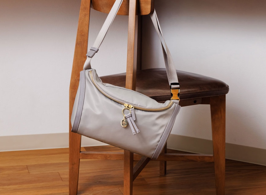 ボディバッグ L