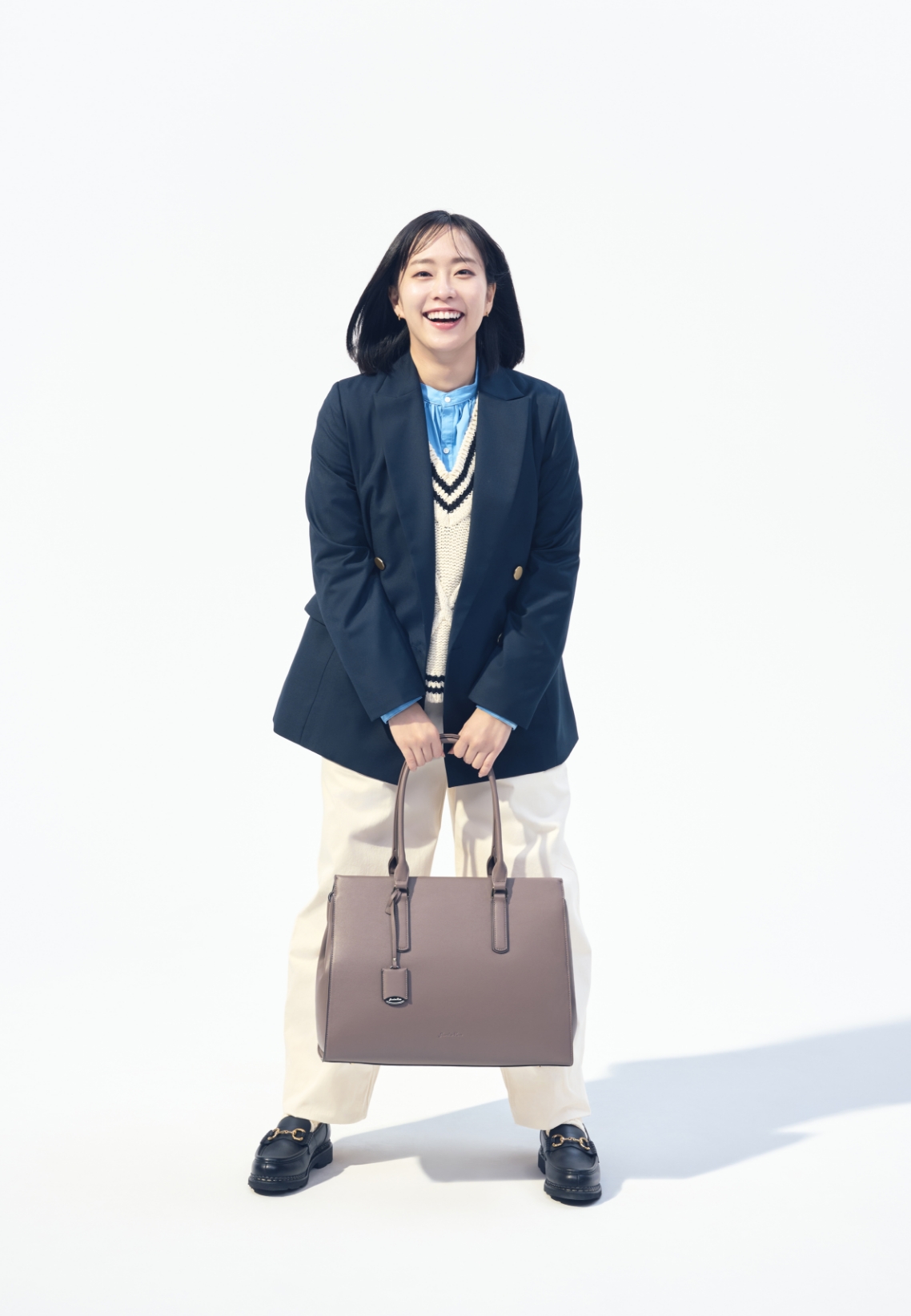 キャリバッグの横に座る石川佳純