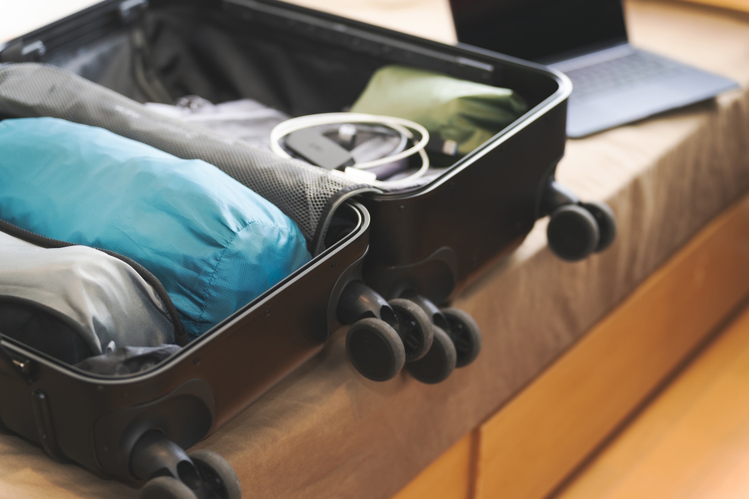 スーツケースはキャスターがポイント！ 使い勝手を左右するパーツの種類と選び方